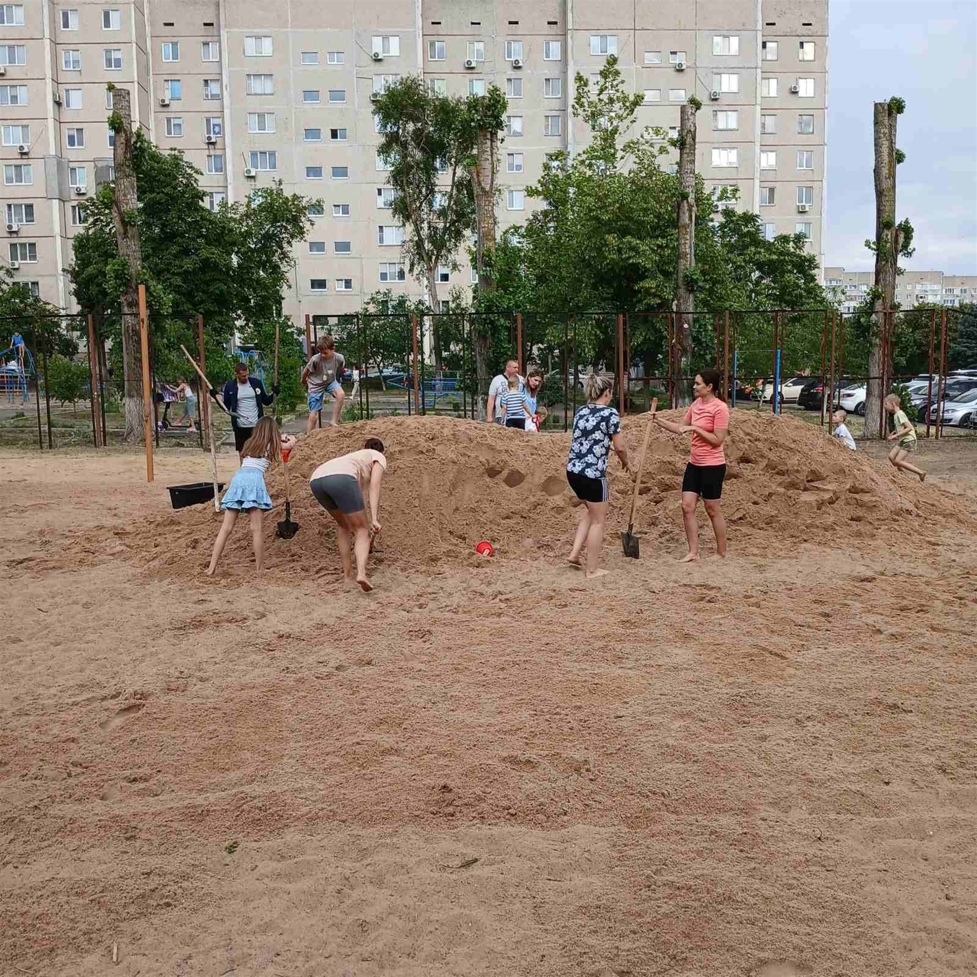 50 тонн піску власноруч: волейболісти Південноукраїнська відроджують занедбаний майданчик