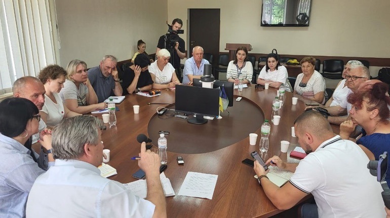 Представники влади та громадськості беруть участь у круглому столі щодо ремонту доріг, вулиць і облаштування парковок.
