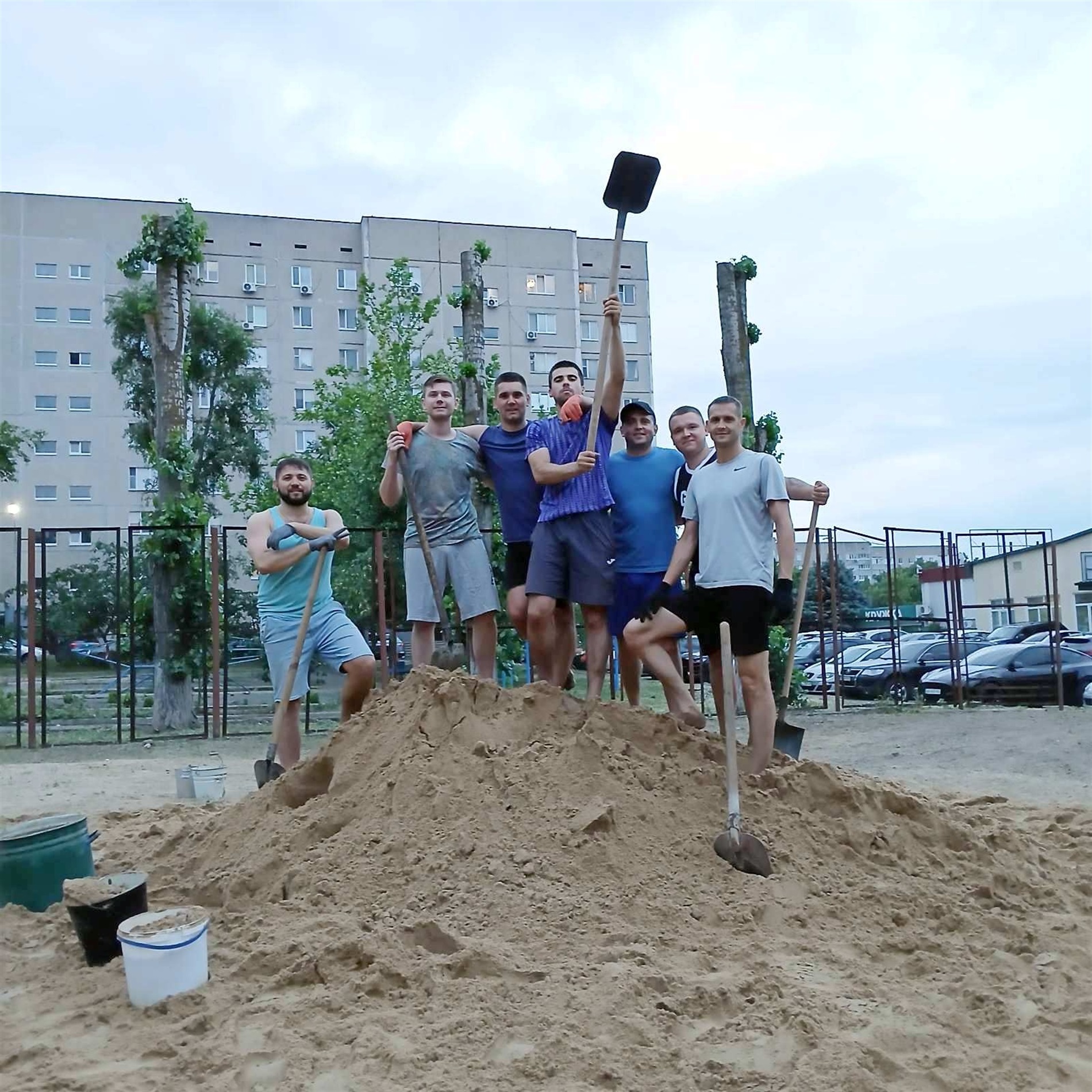 50 тонн піску власноруч: волейболісти Південноукраїнська відроджують занедбаний майданчик