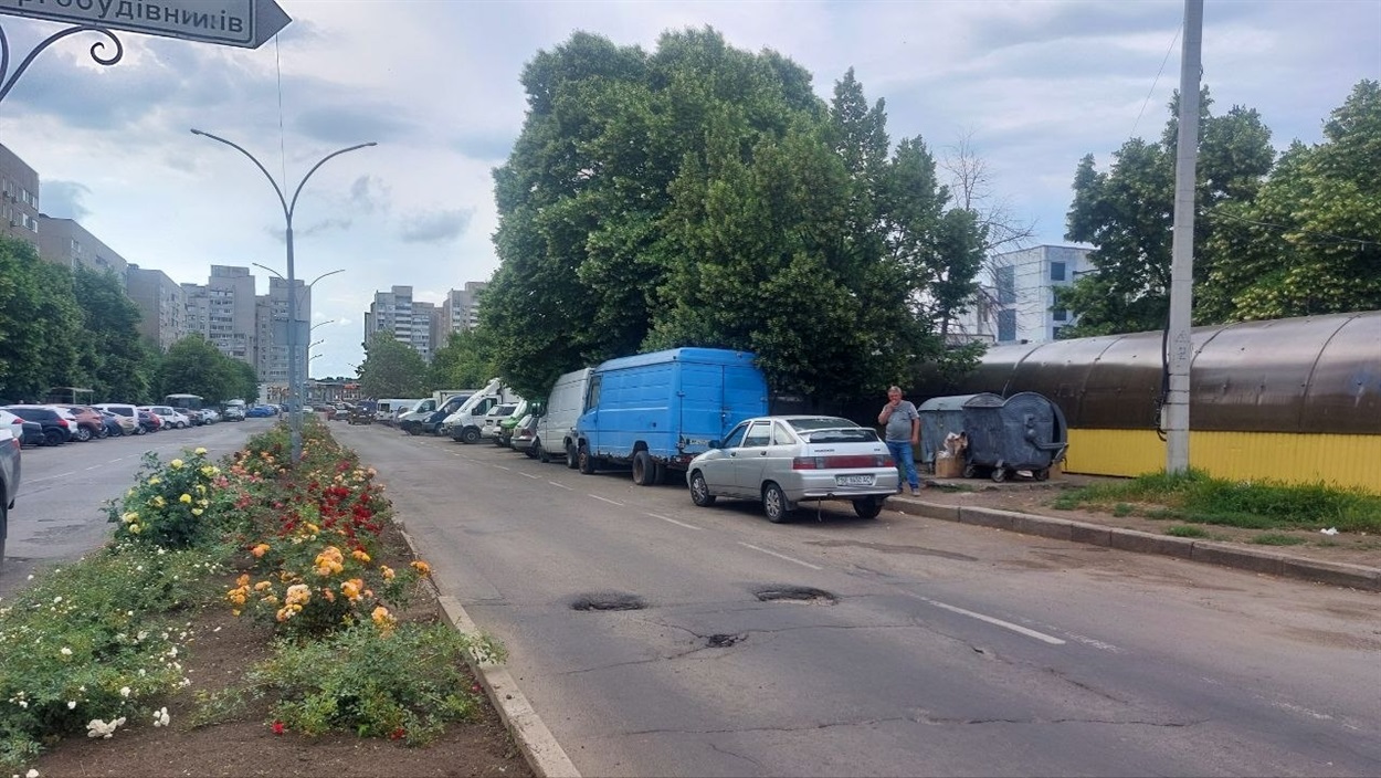 Двори в облозі машин: чому у Південноукраїнську не можуть подолати паркувальний хаос