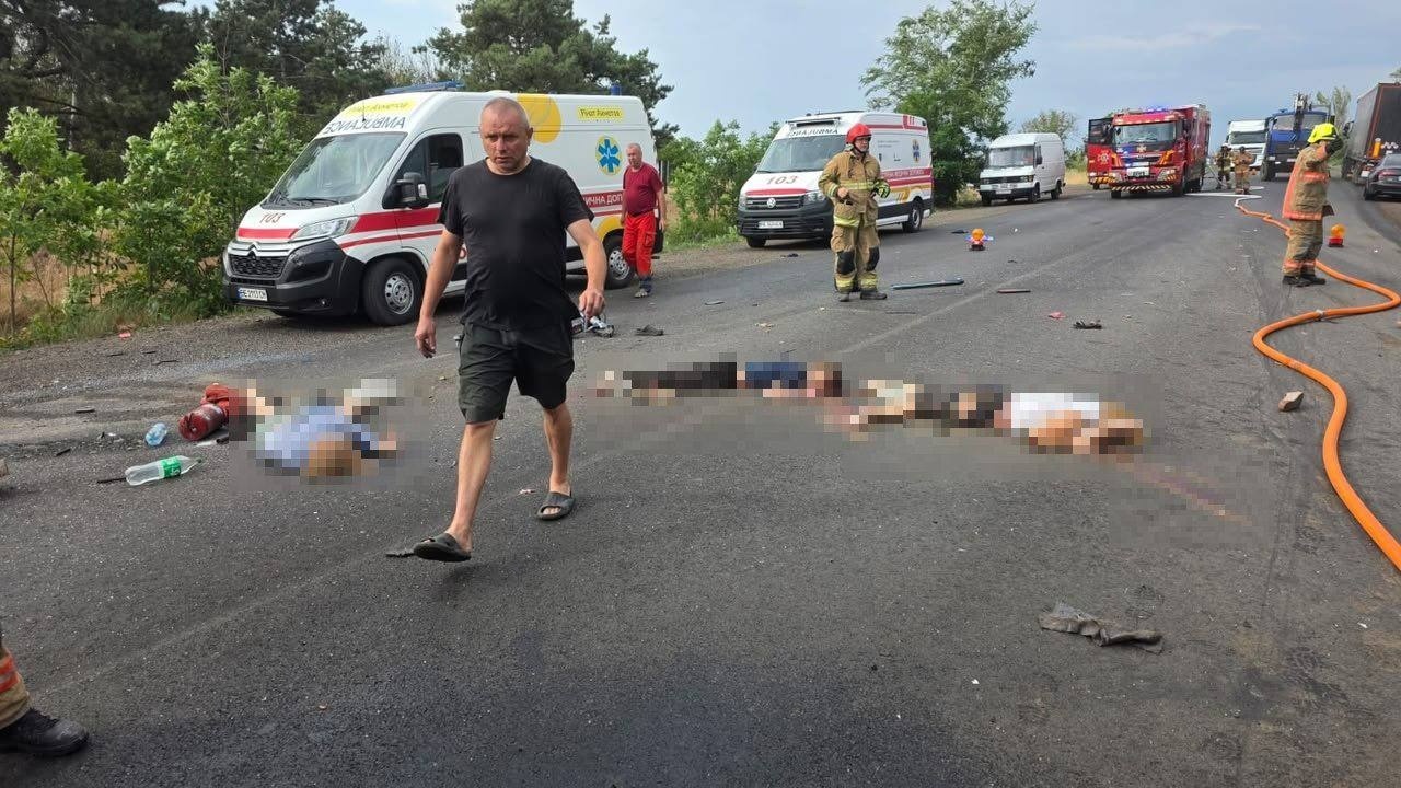 Страшна ДТП з маршруткою на Миколаївщині: загинули 12 людей, у Миколаєві буде день жалоби. Відео