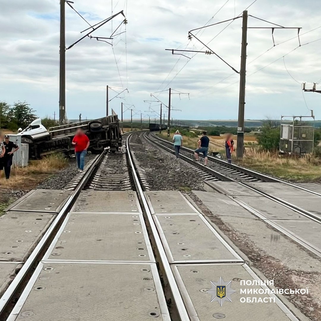 На Вознесенщині вантажний потяг зніс фургон на переїзді. Водій загинув