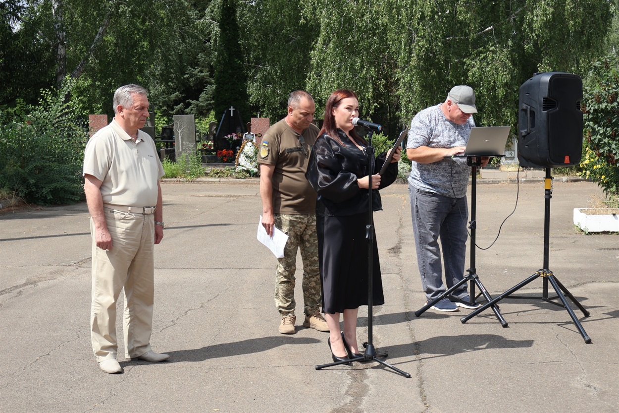 Ведуча траурної церемонії Ганна Волошина коротко розповіла про померлого військового.