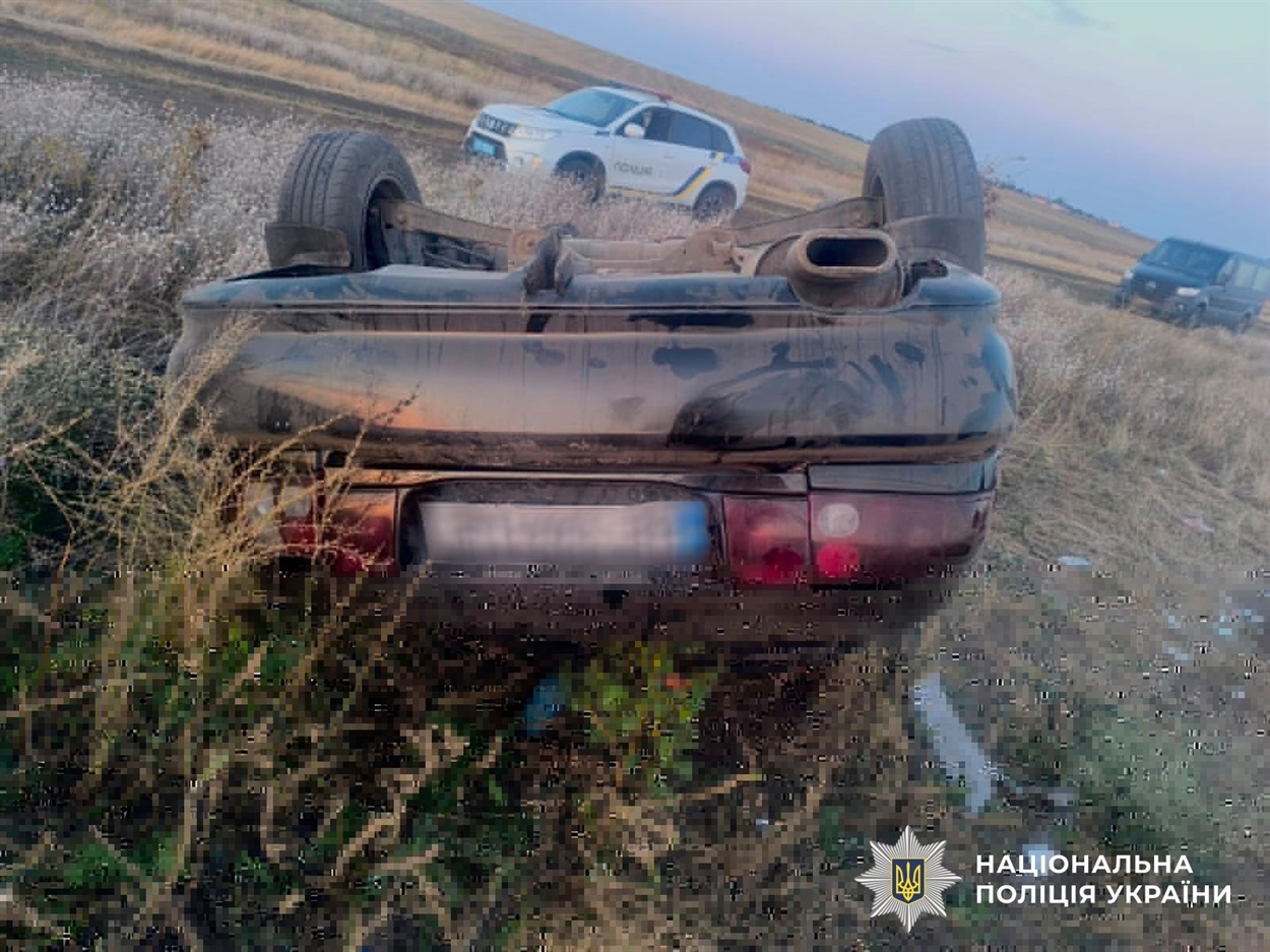 Аварія на Миколаївщині – перекинутий Mitsubishi Lancer, фото поліції