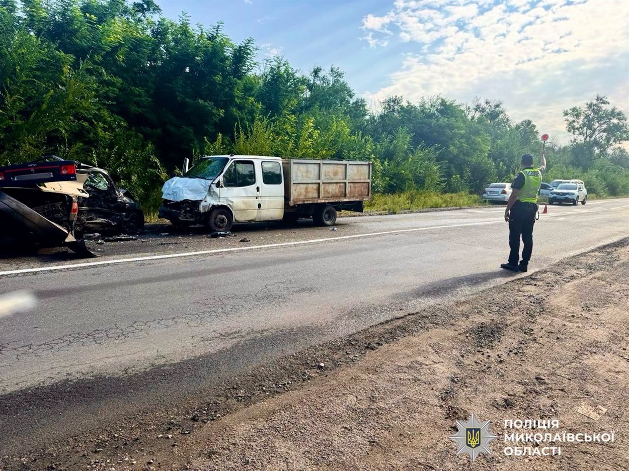 У Первомайському районі зіткнулись легковик і вантажівка – водій у лікарні