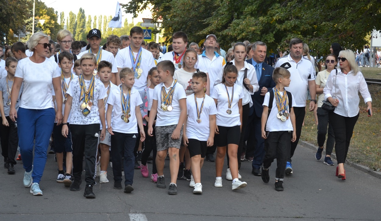 Разом зі спортсменами у колоні міський голова валерій онуфрієнко, начальник управління молоді, спорту та культури Неля Захарко та директорка ДЮСШ Оксана Тімашкова