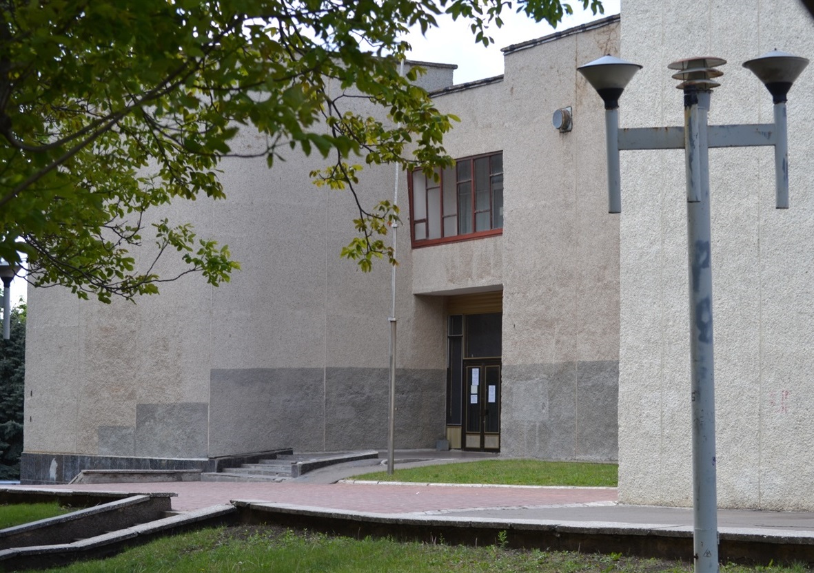 ПК "Енергетик", вхід збоку. Тут на другому поверсі знаходилися органи міської влади