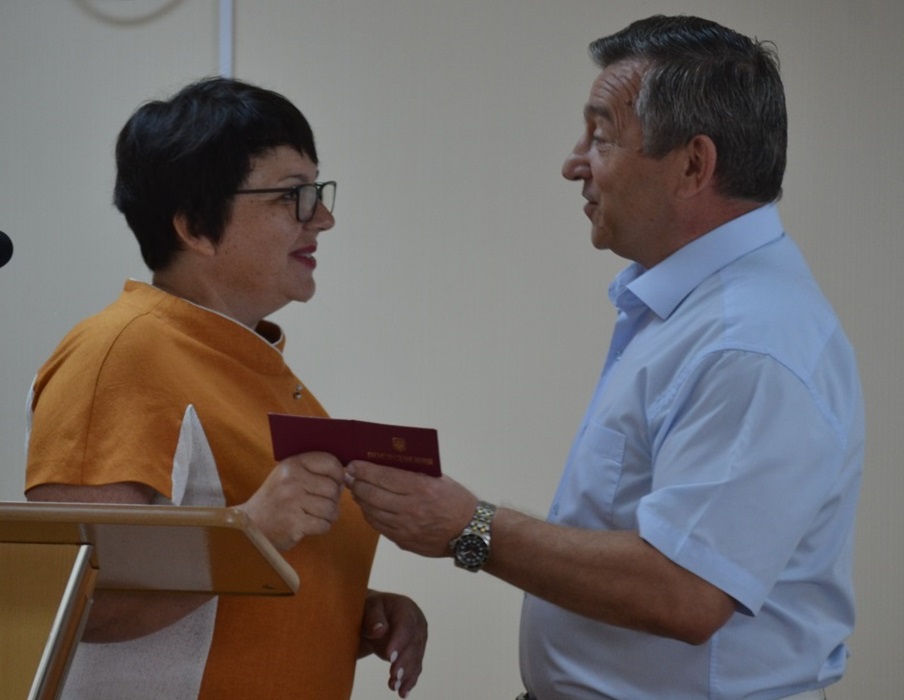 Після складання присяги мер вручив Людмилі Дзюбенко посвідчення