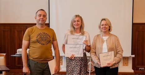 Сніжана Жуля (по ценрту) нещодавно успішно завершила курс підвищення кваліфікації від ГО "Простір можливостей" та отримала сертифікати державного зразка, що відповідає 6 рівню Національної рамки кваліфікацій.