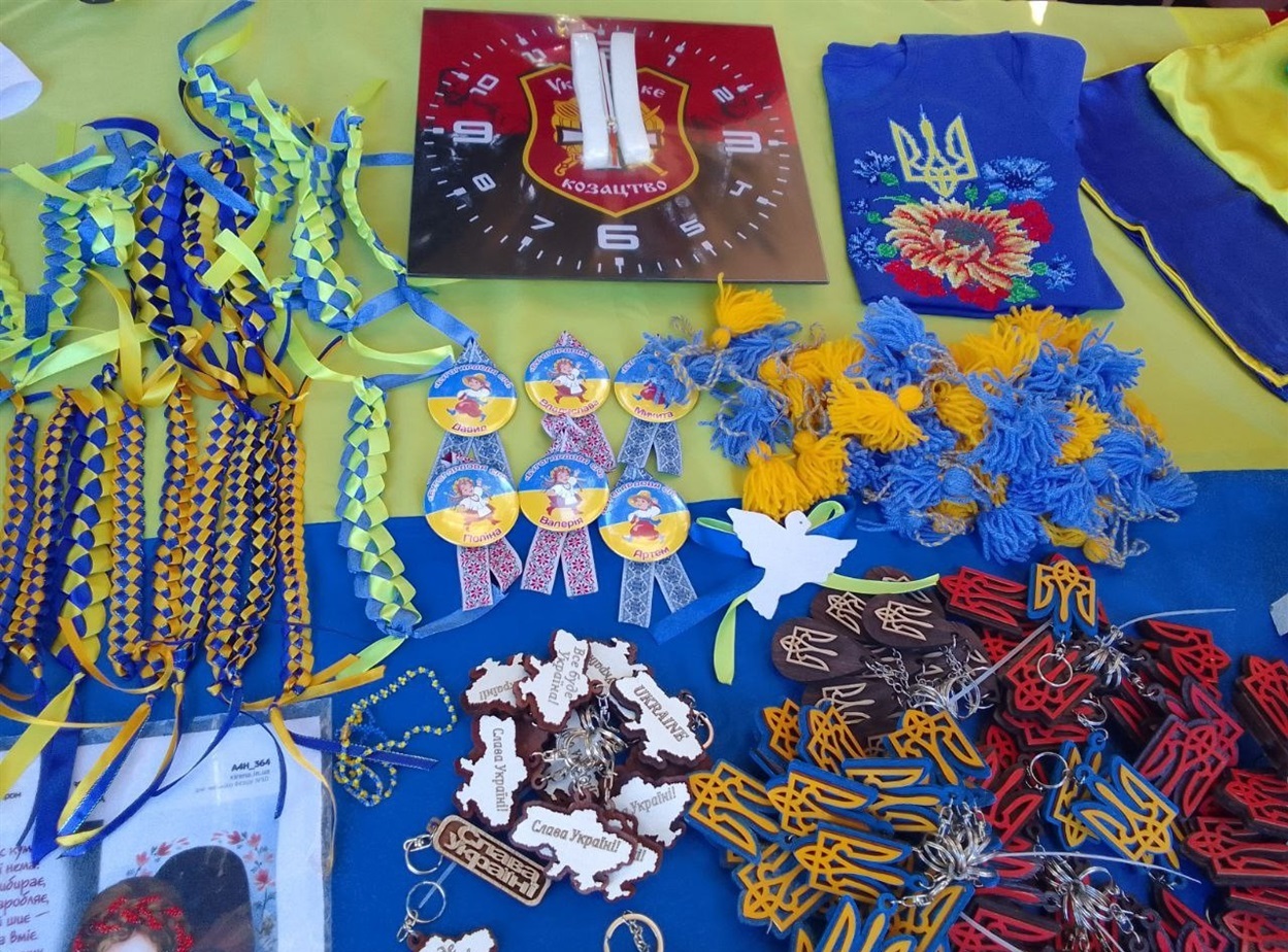 Патріотичні годинники та браслети, вишиванки, прапори