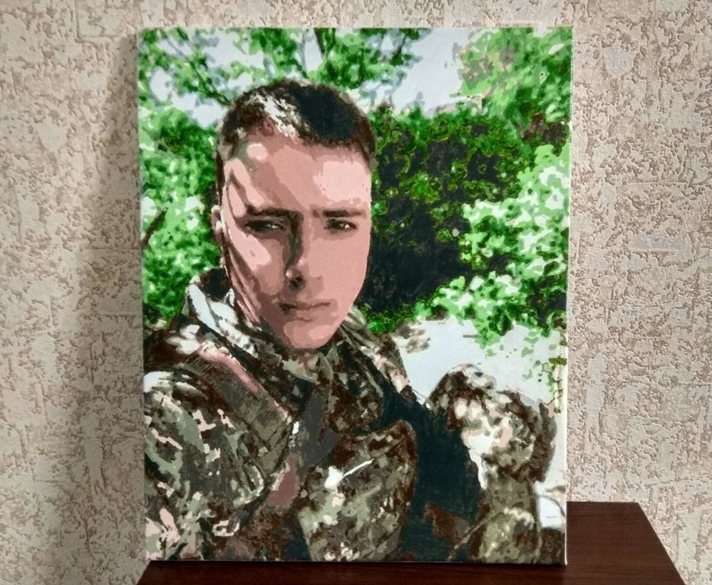 У квартирі мами Олександра Гузовського на видному місці стоїть портрет сина. Його подарували після загибелі.