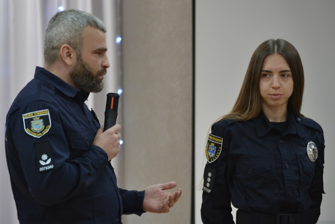 Начальник відділення поліції №3 Вознесенського району, маор Вадим Федорчук та поліцейська Анастасія Пудовкіна