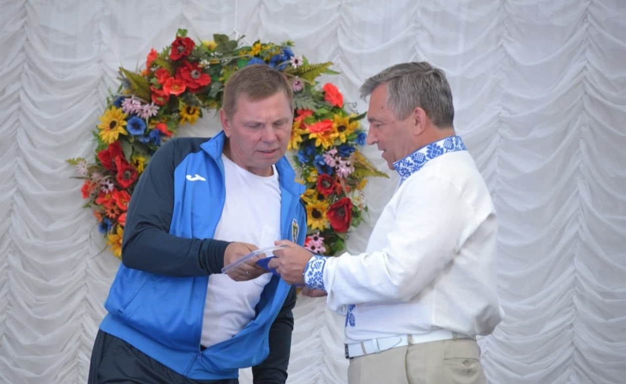 Міський голова Валерій Онуфрієнко вручає ювілейний орден «Незалежна Україна» Юрію Тімашкову. 24 серпня 2021 р.