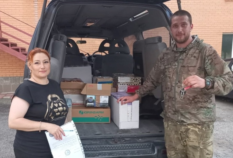 Оксана Журавлбова передає автівку воїну ЗСУ