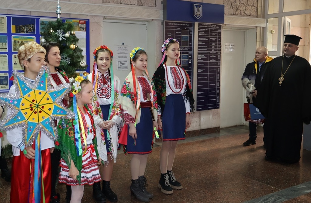 Отець Ігор заспівав колядки разом із дітьми