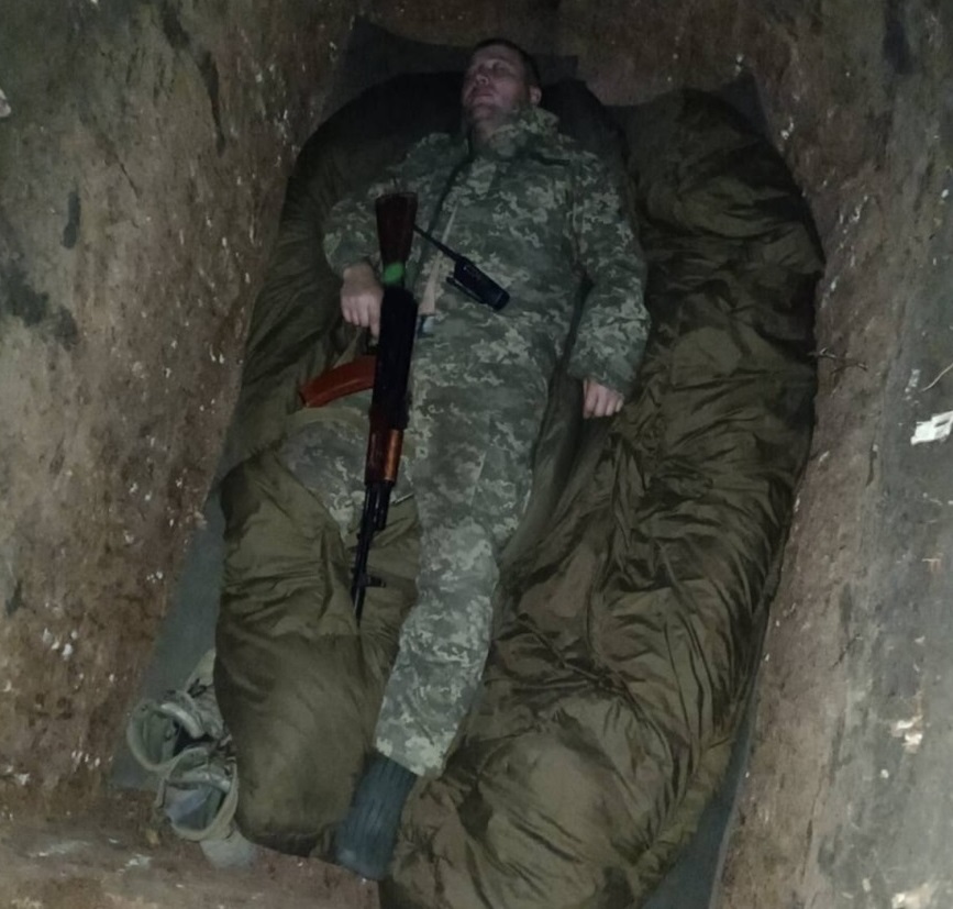 Короткий сон в окопі з автоматом у руках