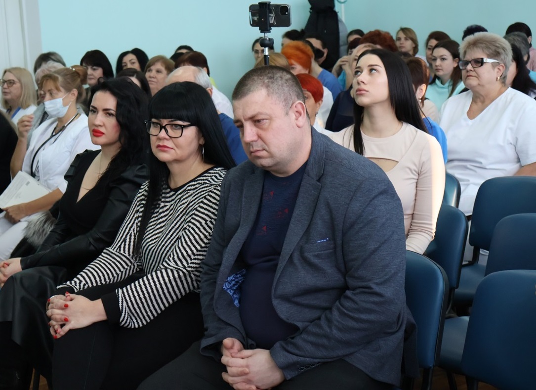 На першому плані: Антоніна Мартинко, голова профільної депутатської комісії; Марія Дроздова, заступниця міського голови; Денис Кравченко, секретар міської ради.