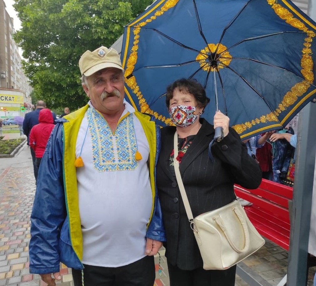 Ветеран Геннадій Культа та волонтерка Ніна Галітко