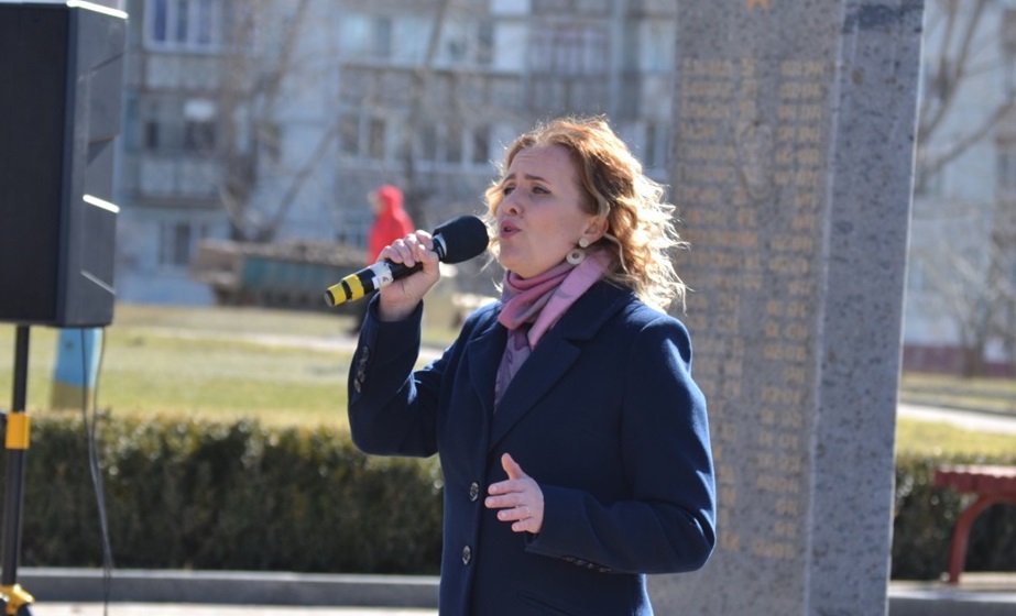 Також присутні мали нагоду послухати пісню "Вільна" від солістки кавер-бенду "DL"