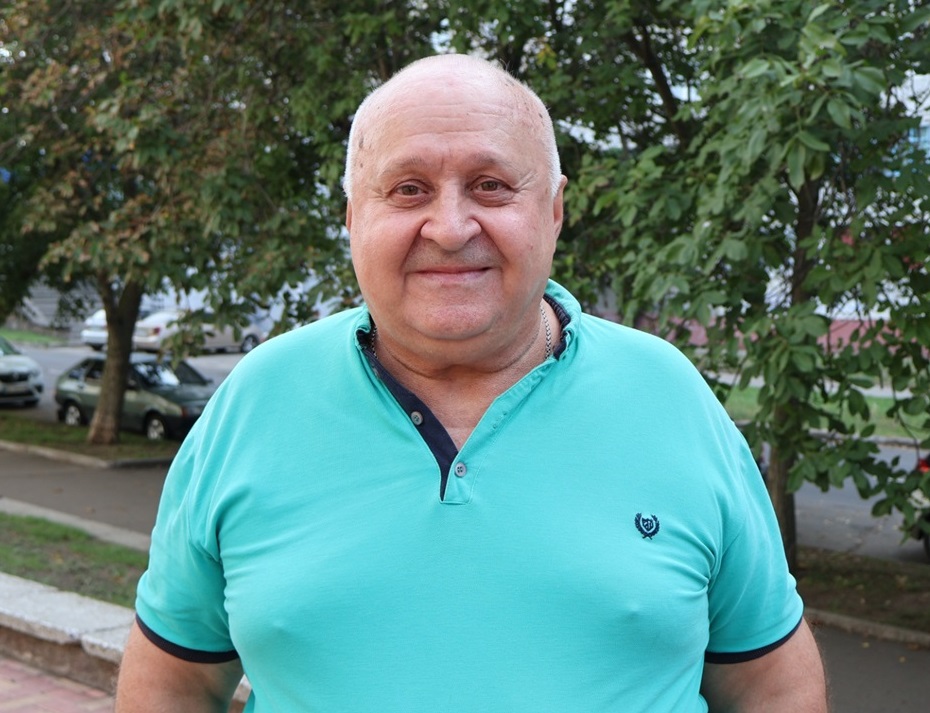Виступає на змаганнях з плавання