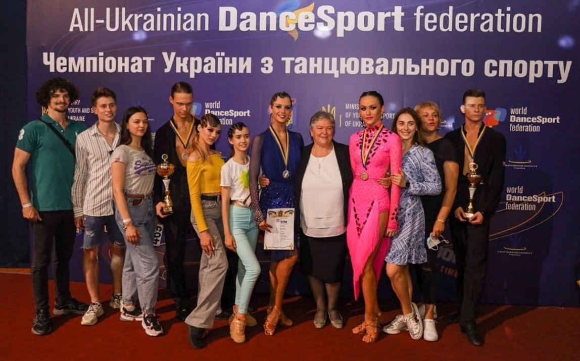 Талановиті, гарні, успішні танцюристи разом зі своєю тренеркою