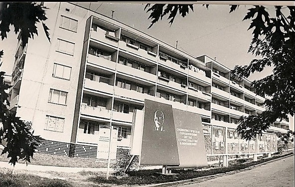 Перший житловий будинок знаходиться на вул. Миру навтпроти гуртожитку №3 (насправді цей гуртожиток збудували першим)