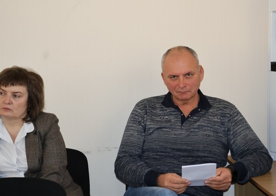 Староста Ігор Латій намагався довести присутнім, що адміністративна будівля вкрай необхідна в Іванівці. 