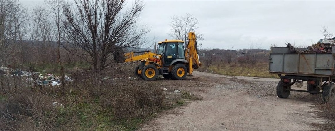 КП СКГ прибирає сміття на території громади.