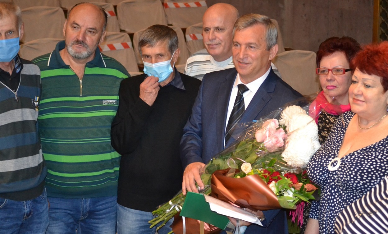 Многие хотели запечатлеться рядом с мэром