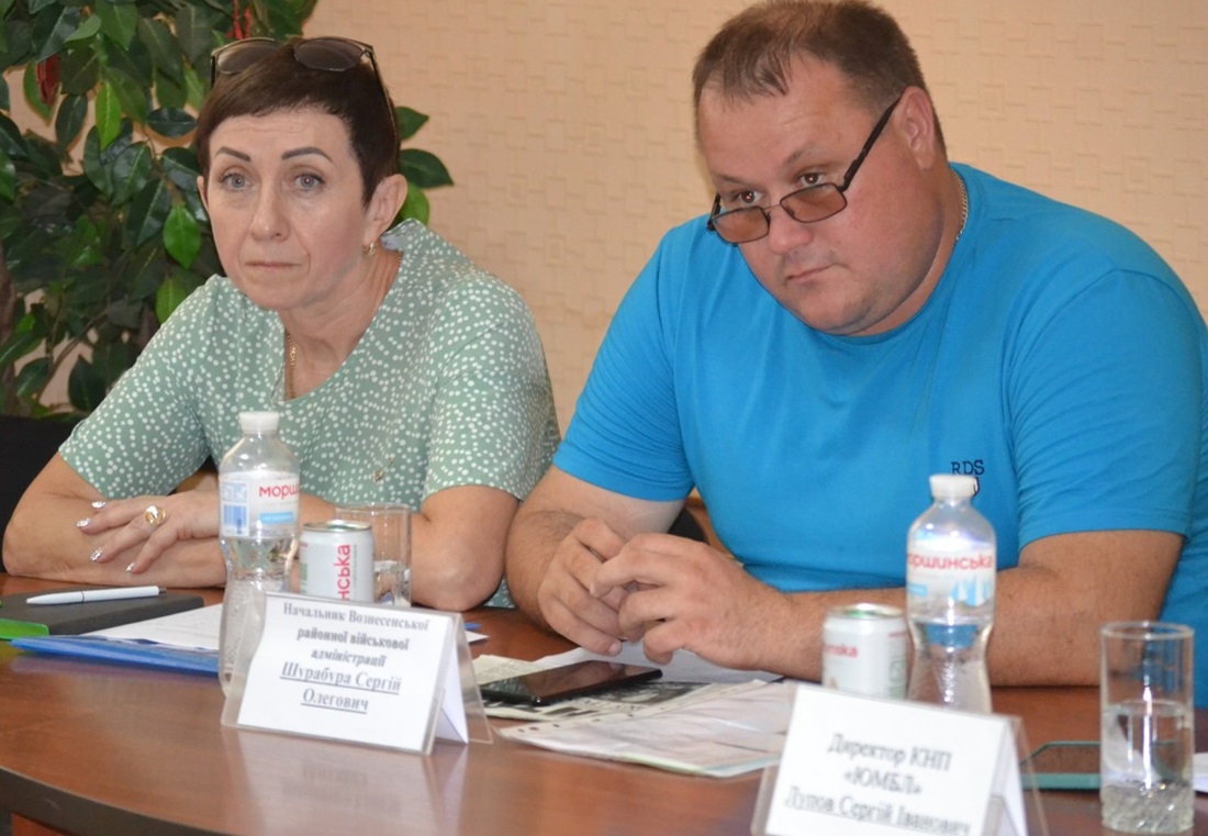 Керівництво району уважно слухає доповіді медиків
