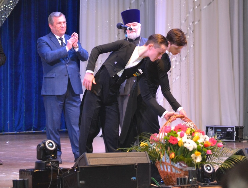 Корзина з квітами від мера для всіх жінок у залі.