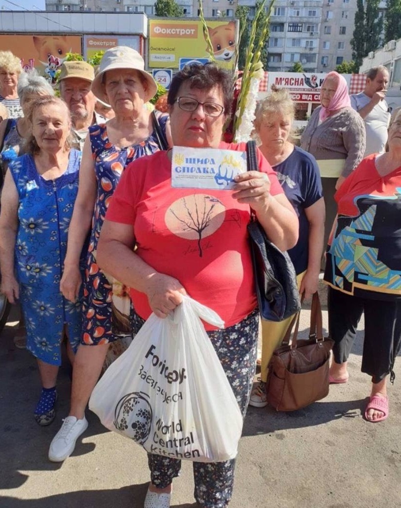 Пенсіонери, які отриують свіжий хліб, завжди дякують благодійнику