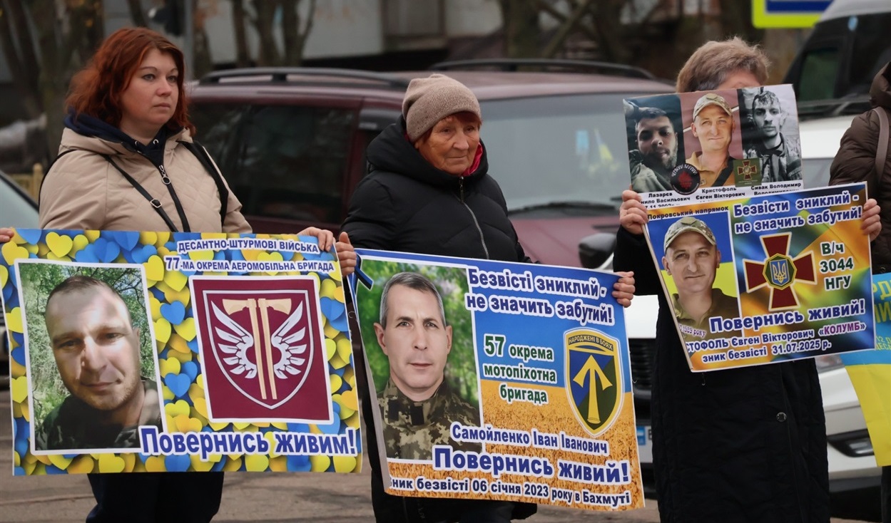 Дружина Катерина (ліворуч) на мирній акції у підтримку військовополонених та зниклих безвісти  16 листопада 2025 р.