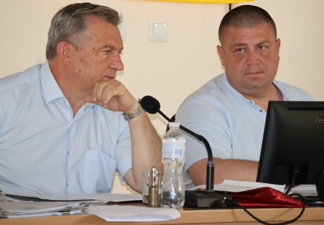 У президії мер Валерій Онуфрієнко та секретар ради Денис Кравченко