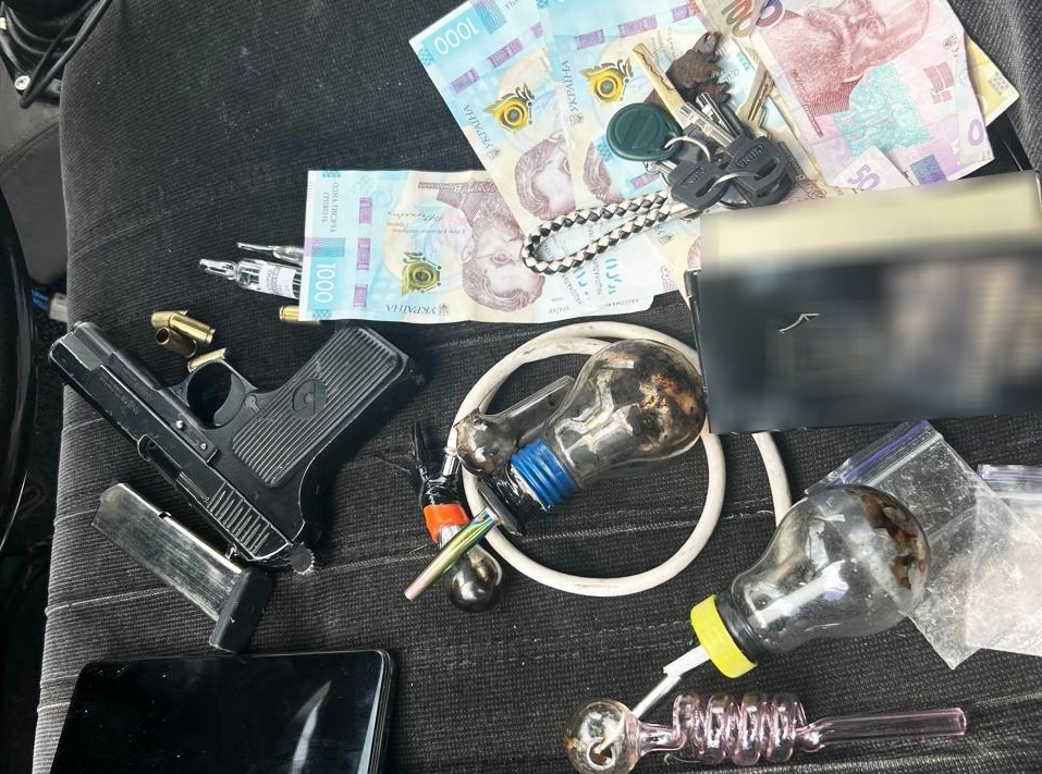 Вилучені наркотики та зброя під час обшуку в Південноукраїнську