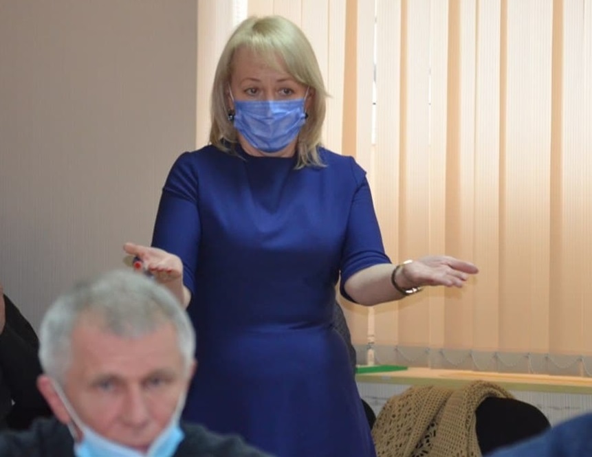 Неля Захарко, начальник управління молоді, спорту та культури, переконує депутатів про необхідність коштів.