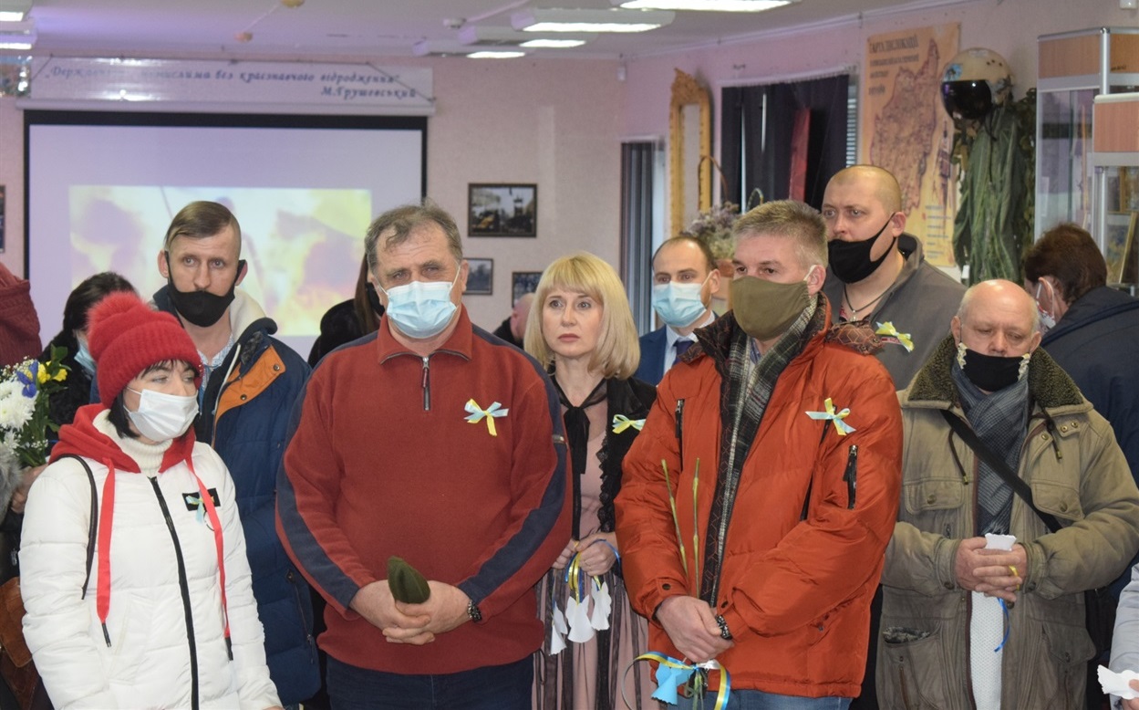 Вшанувати пам'ять Героїв Майдану зібралися волонтери, воїни АТО, громадські діячі, представники козацьких організацій міста та усі небайдужі