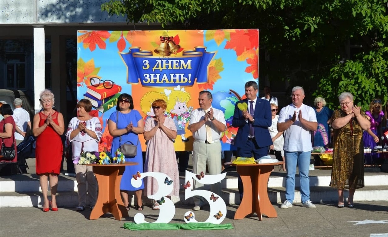 Святкова лінійка у третій школі 1 вересня 2021 року