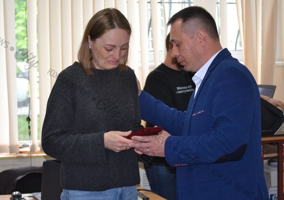 Прийняла нагороду мама загиблого Олександра Гузовського