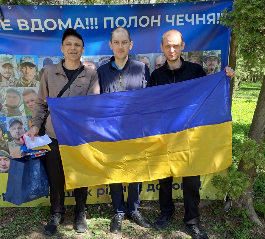 Євген зі звільненими з полону побратимами