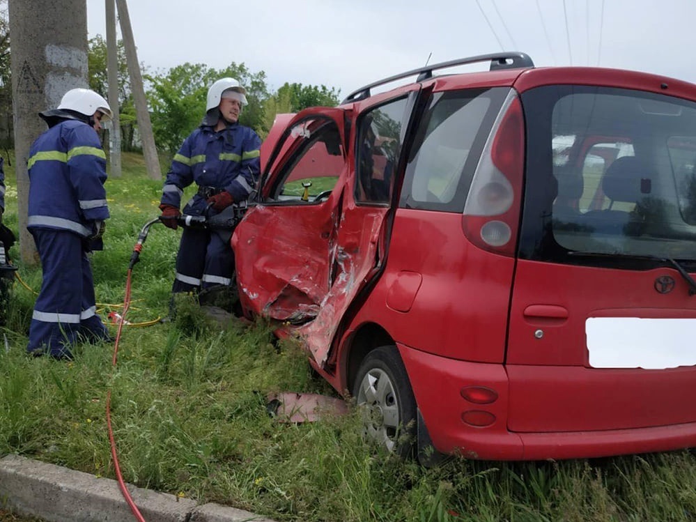 Рятівники деблокують водія легковика