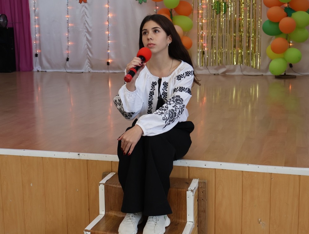 Ірина Клюєва артистка зразкового дитячого та юнацького театру «Маска» декламувала вірш «Цінуй життя»