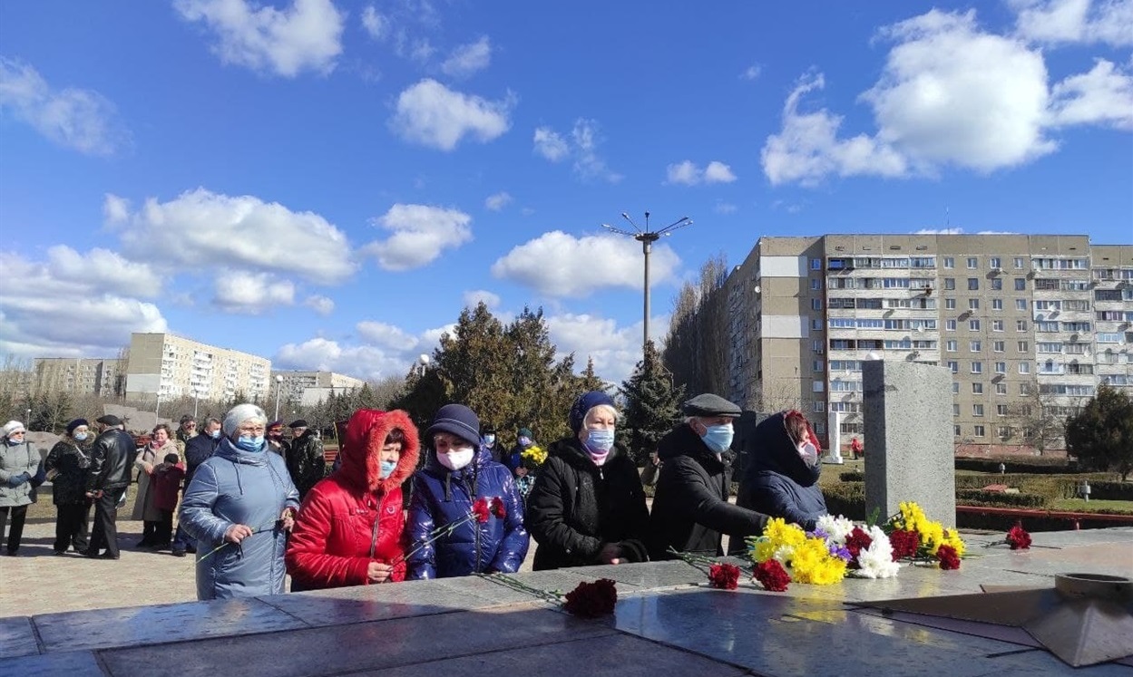 Після закінчення урочистостей на Меморіалі, учасники заходу поклали квіти до пам’ятних знаків на скелі Пугач, у Бузькому та Костянтинівці.