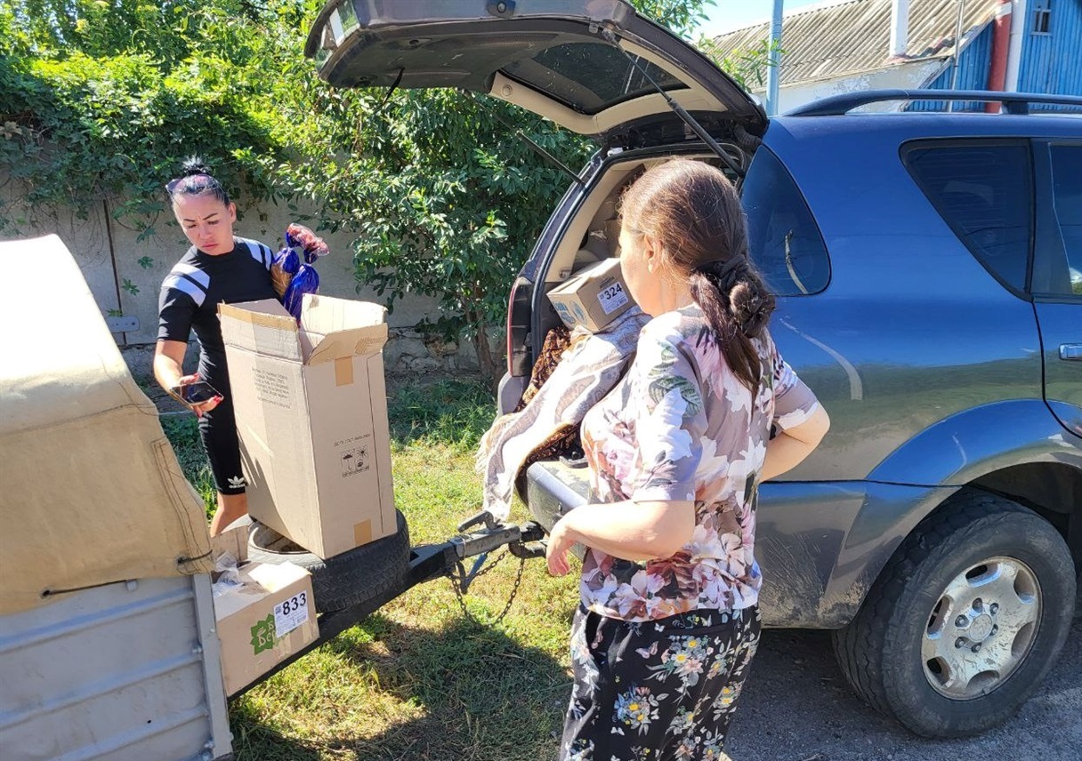 Катя і Тетяна розвантажують продукти на вулиці Кримській