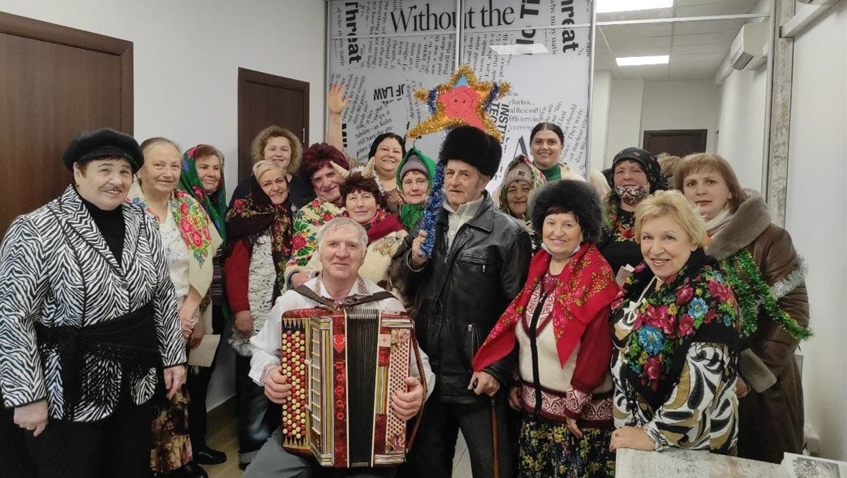 Відпочивальники відділення оздоровчо-реабілітаційних послуг територіального центру в гостях у редакції