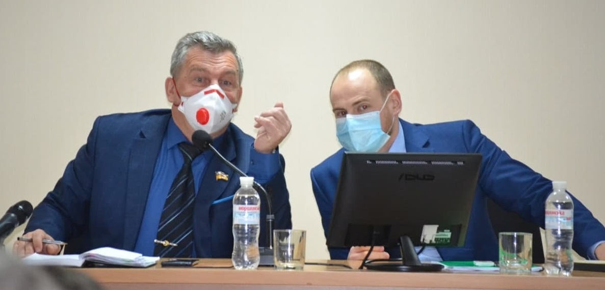 На шестой внеочередной сессии Южноукраинского горсовета мэр и секретарь рады сидели рядом
